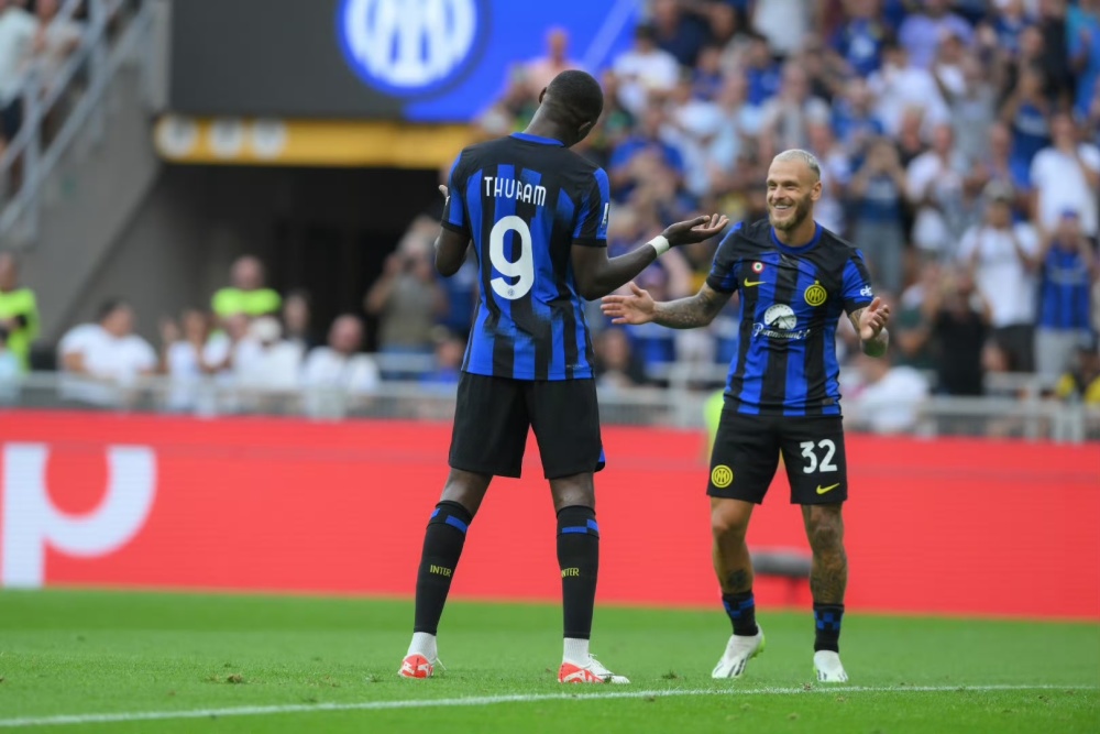  阿森纳主场发威，完胜劲旅登顶积分榜首  